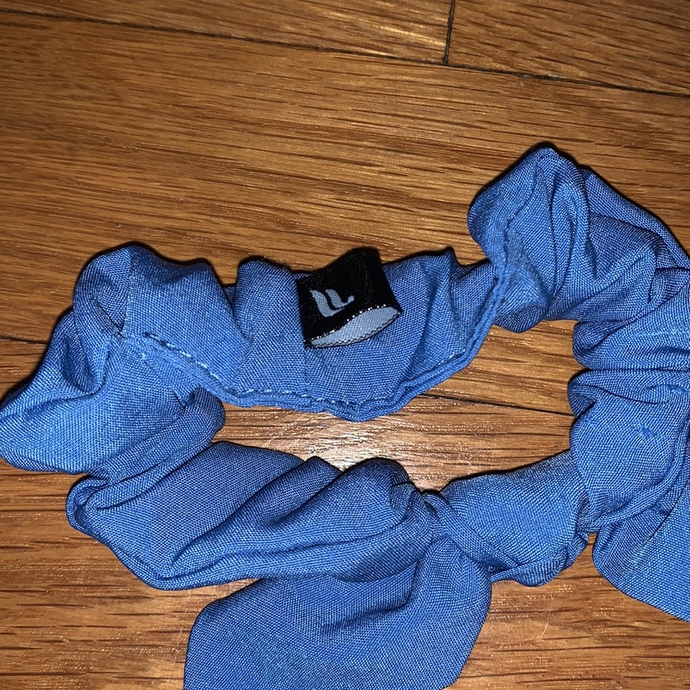 Fabletics scrunchie - Picture 2 of 2